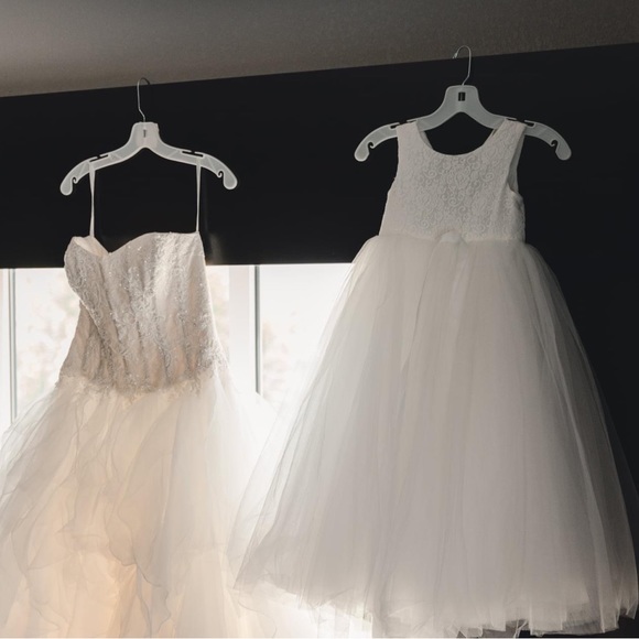 Oleg Cassini size 4. Non- altered. Champagne color. This dress is beautiful - Picture 2 of 6